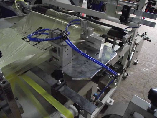 中国 ごみ袋のための機械を作る連続的なロール バッグを通したリボン サプライヤー